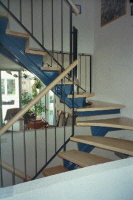 Stufen mit Stahlgeländer