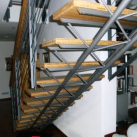 Stahlkonstruktion unter der Treppe
