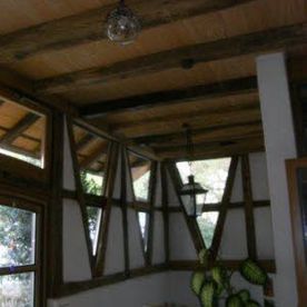 Plafond avec poutres partiellement apparentes