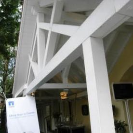 spezielle Balkenkonstruktion im Vordach