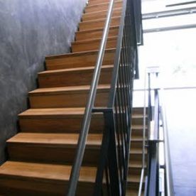 Viele Stufen auf einer langen Treppe